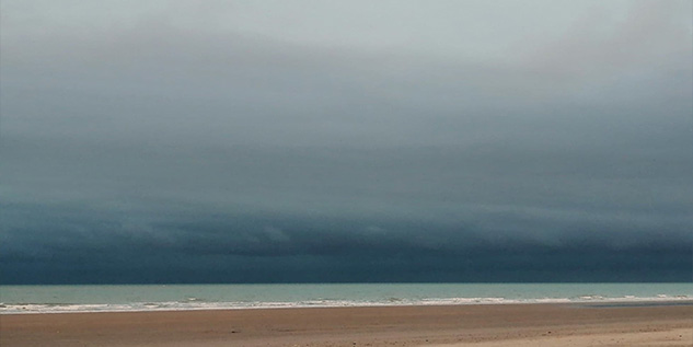 ciel foncé à la plage